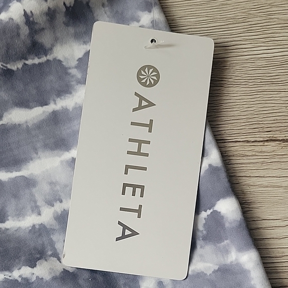 Athleta Gray and White Capris with Stretchy Fabric and Unique Pattern - Picture 3 of 5